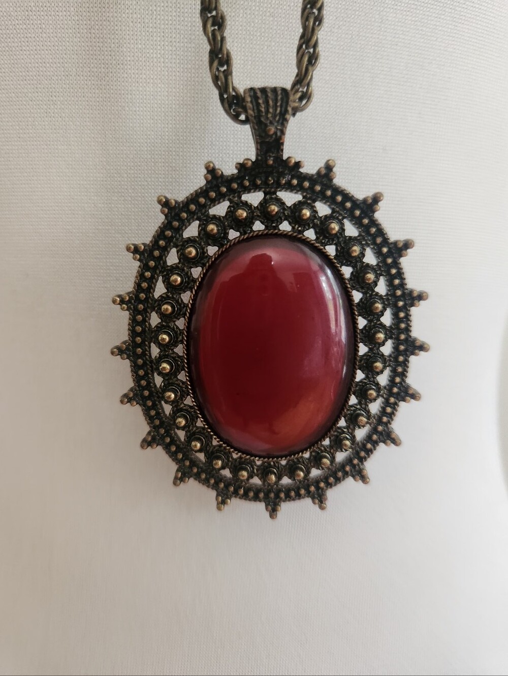Vintage-Inspired Red Oval Pendant Necklace